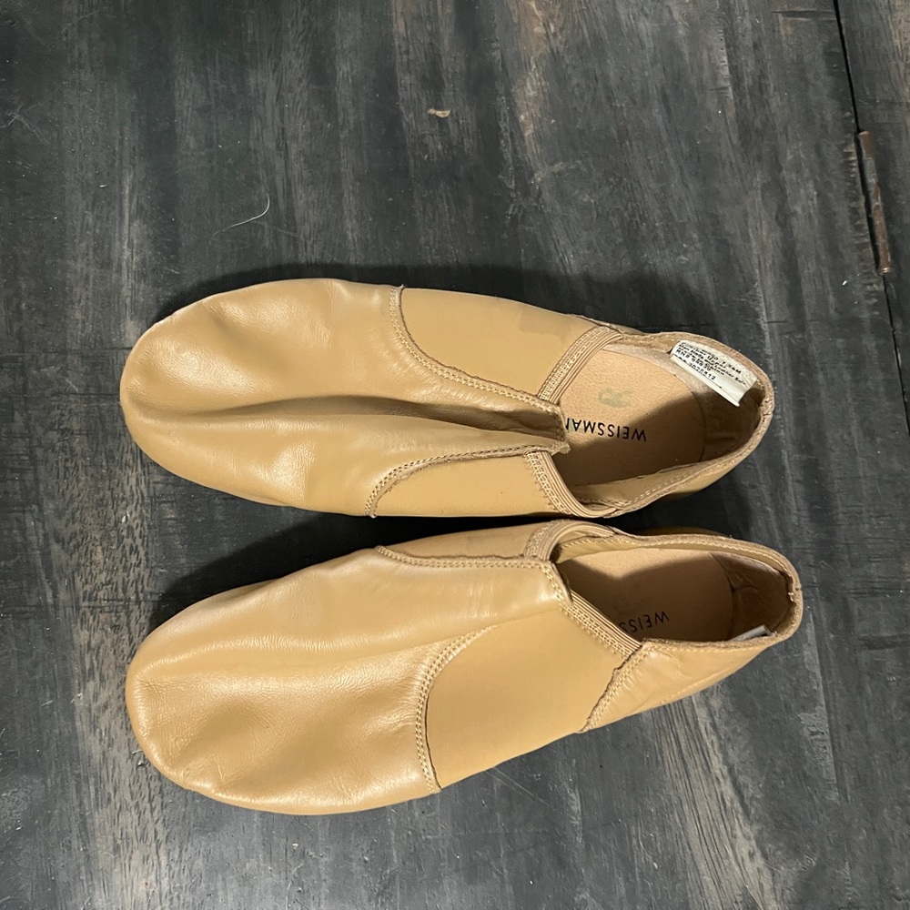 Tan “nude” jazz shoes